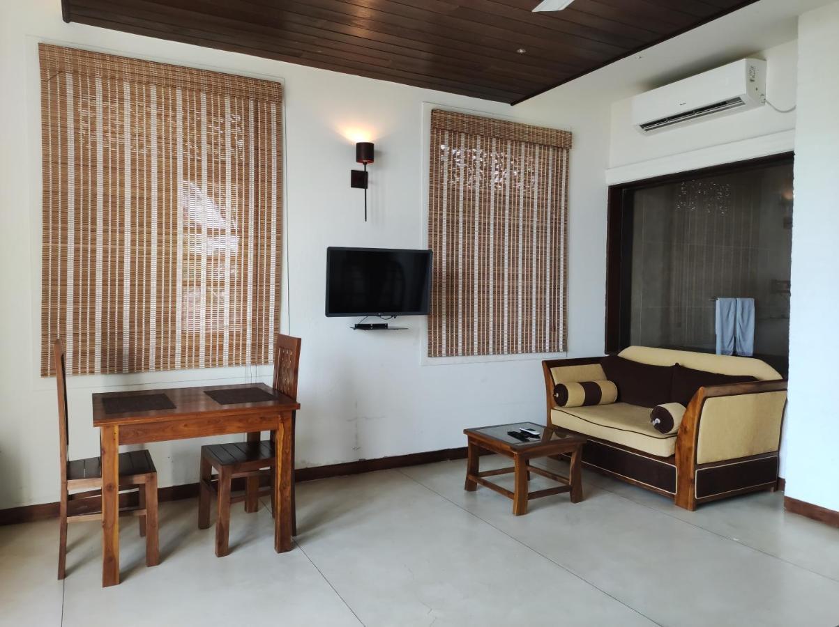 Hotel Leaf On Lagoon Katunayaka Bagian luar foto